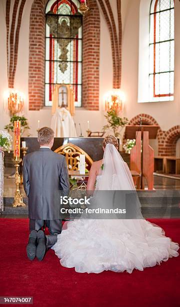 Noiva E Noivo Na Cerimónia De Casamento - Fotografias de stock e mais imagens de Casamento - Casamento, Catolicismo, Casado