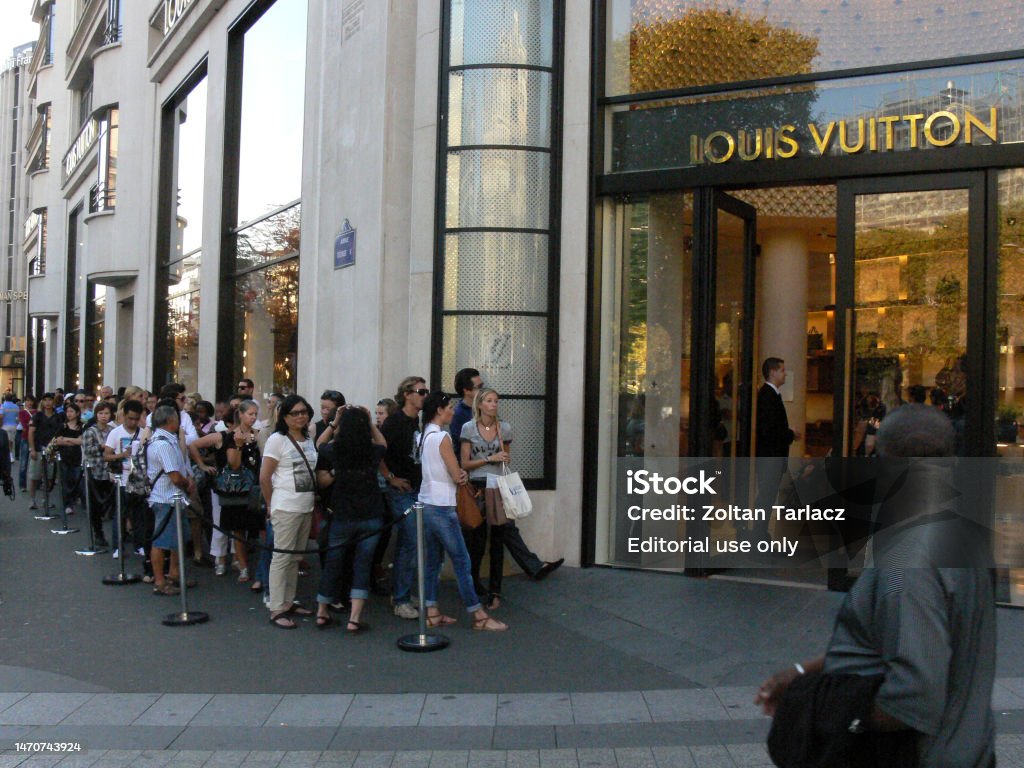 Foto de Pessoas Na Fila Em Frente A Uma Loja Louis Vuitton Em Paris França  e mais fotos de stock de Esperar na fila - iStock