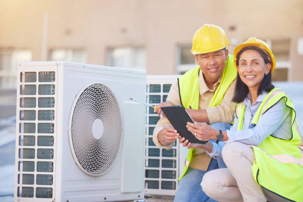 klimaanlage, gebäudewartung und teamarbeit mit tablet, lächeln und entwicklung mit ingenieurteam. ingenieur, reparaturfrau und digital tech im porträt mit zusammenarbeit für ac-reparatur - manual worker portrait helmet technology stock-fotos und bilder