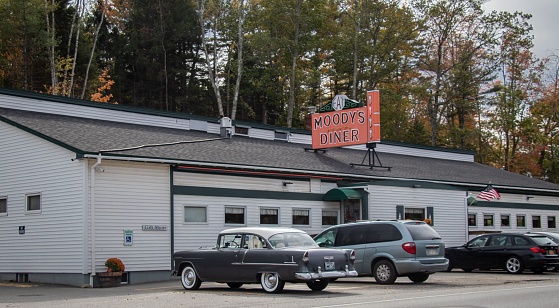 waldoboro, United States – October 23, 2019: few cars are parked in front of a restaurant that is situated on a city street