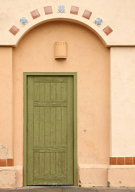 Stare drewniane drzwi – zdjęcie