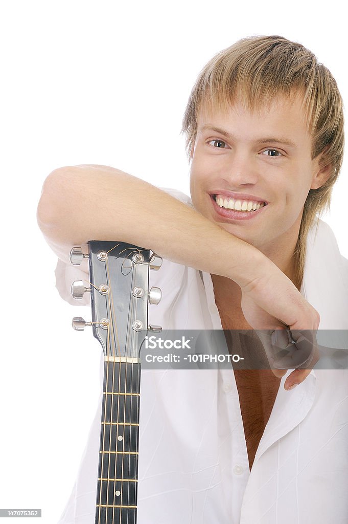 Joven cantante s'inclina sobre la guitarra y risas codos - Foto de stock de Adulto libre de derechos