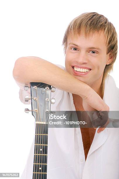 Jovem Cantora Inclinase Cotovelos Com Guitarra E Gargalhadas - Fotografias de stock e mais imagens de Adulto