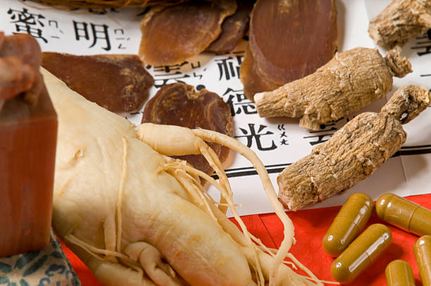 チョウセンニンジンルーツ - ginseng dried plant homeopathic medicine dry ストックフォトと画像
