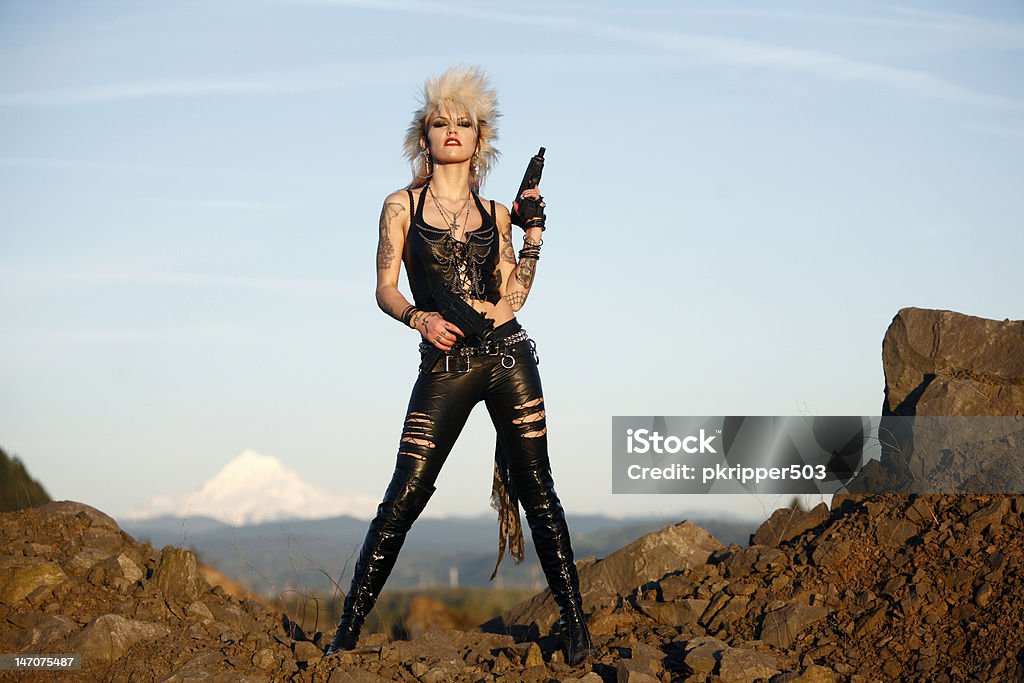 Mulher com duas armas - Foto de stock de Punk royalty-free