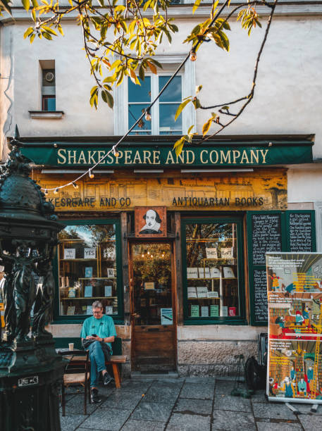 famosa livraria de shakespeare e companhia em paris, frança - shakespeare and company - fotografias e filmes do acervo