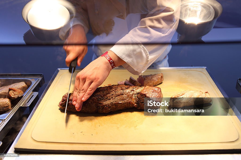 Chefe de cozinha cortar Costeleta de vaca - Royalty-free Assado Foto de stock