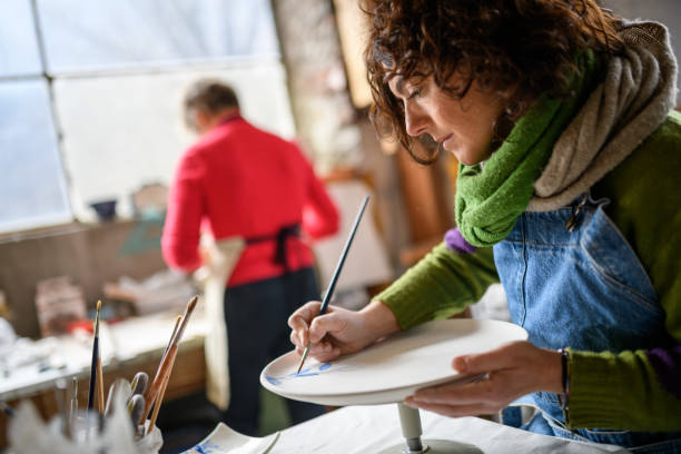 Ceramics pottery craft workshop: Dish decoration painting