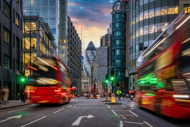 puesta de sol en la ciudad de londres, inglaterra, con senderos de semáforos - london england urban scene city life bus fotografías e imágenes de stock