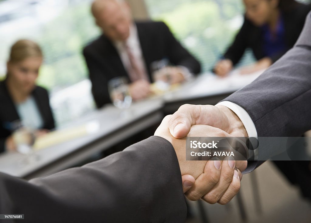 Businesspeople drżenie rąk podczas spotkania - Zbiór zdjęć royalty-free (20-29 lat)