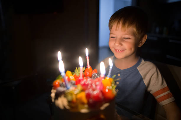 小さな子供の6歳の誕生日とバースデーケーキとキャンドル - six candles ストックフォトと画像