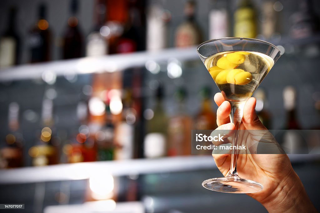 drink in der hand hält - Lizenzfrei Alkoholisches Getränk Stock-Foto