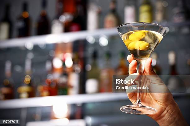 Drink In Der Hand Hält Stockfoto und mehr Bilder von Alkoholisches Getränk - Alkoholisches Getränk, Alkoholismus, Bartresen