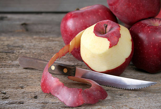 descamación una manzana - peeled juicy food ripe fotografías e imágenes de stock