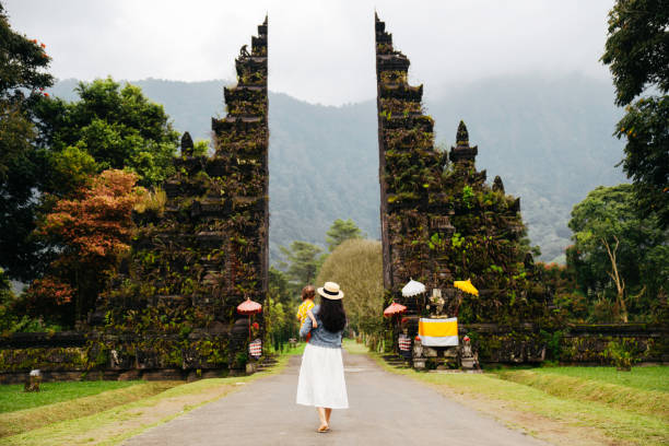 mujer joven con su bebé en bali handara gate - bali indonesia temple travel fotografías e imágenes de stock