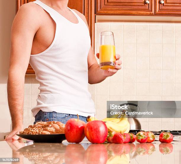 Jovem Segurando Copo De Suco De Laranja - Fotografias de stock e mais imagens de Adulto - Adulto, Alimentação Saudável, Balcão de Cozinha