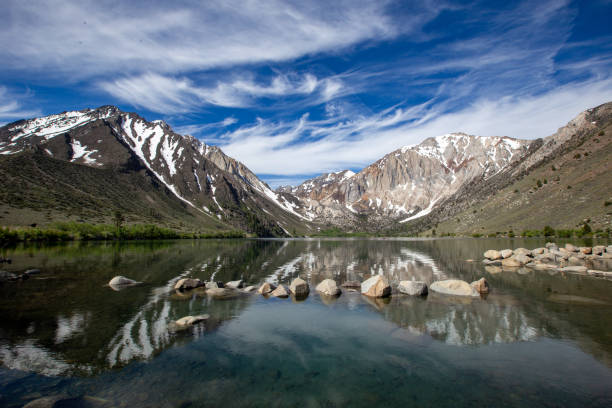 カリフォルニア州マンモスレイク近くの囚人湖 - convict lake ストックフォトと画像