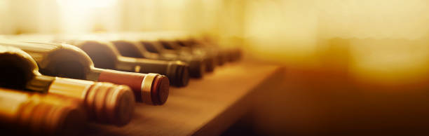 бутылки красного вина на деревянной полке. фон баннера для винодельни, бара или магазина - wine wine bottle bottle wine rack стоковые фото и изображения