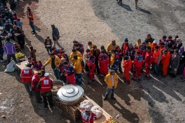 wolontariusze podczas kolacji w van earthquake - humanitarian aid zdjęcia i obrazy z banku zdjęć