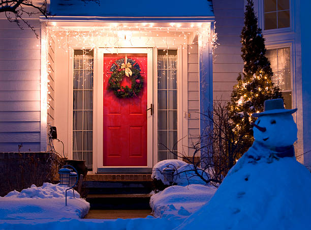 рождественская ночь - wreath christmas door snow стоковые фото и изображения
