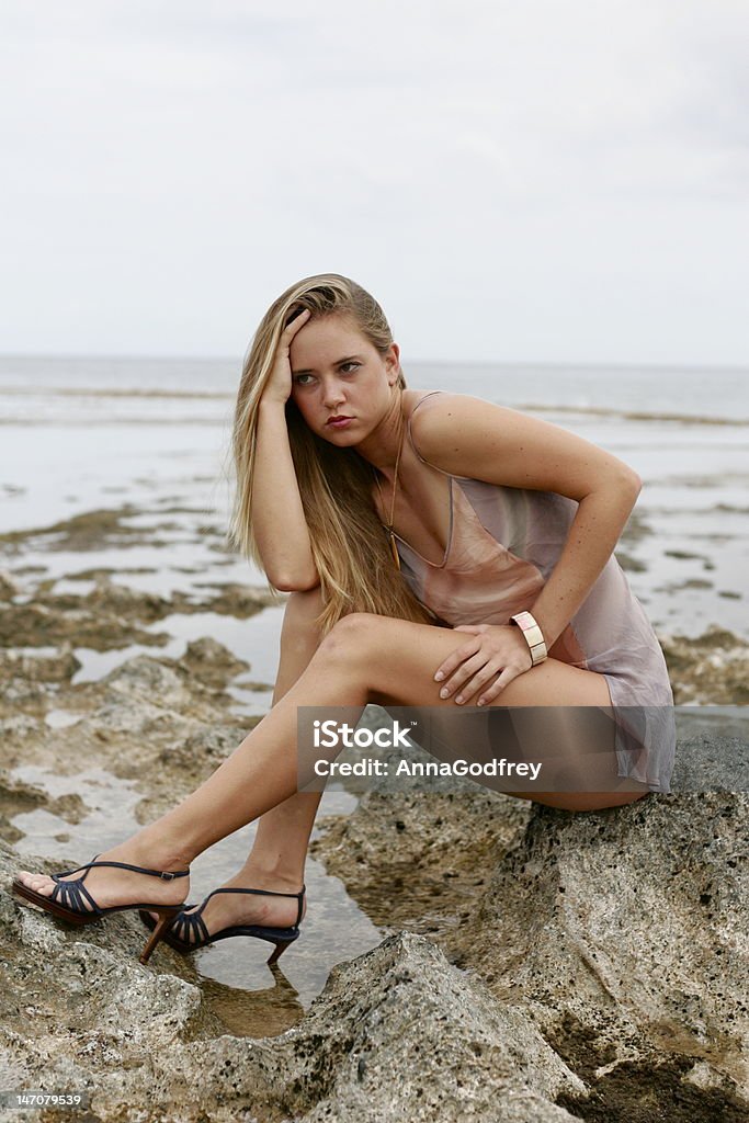 Jovem mulher no Rocks - Royalty-free Adulto Foto de stock