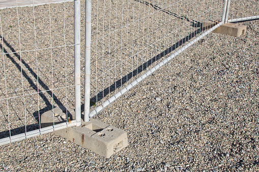 Metal barrier to delimit a construction site or a space to be protected