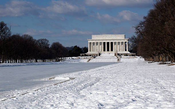 istock Lincoln Memorial In Winter 147079775