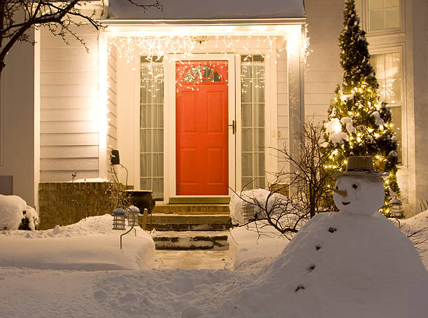 house porche en noche de invierno - porch light fotografías e imágenes de stock