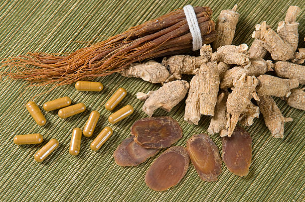 ginseng seco fatias, cápsulas e raízes - ginseng root herbal medicine panax imagens e fotografias de stock