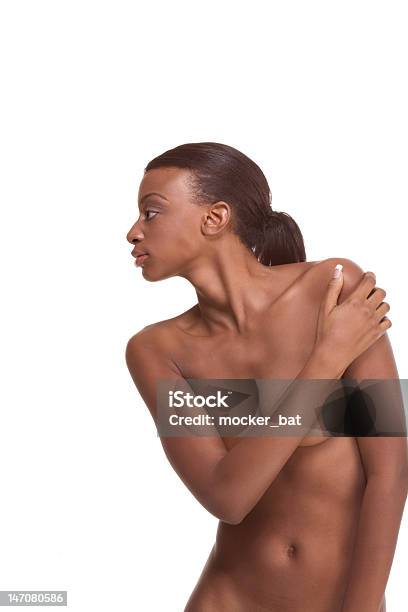 Nu Étnica Mulher Cobrindo O Seu Peito Negro - Fotografias de stock e mais imagens de Nu - Nu, Nudista, Mulheres