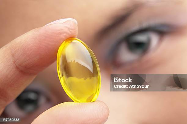 Con Vitamina Capsula - Fotografie stock e altre immagini di Integratore vitaminico - Integratore vitaminico, Occhio, Occhio umano