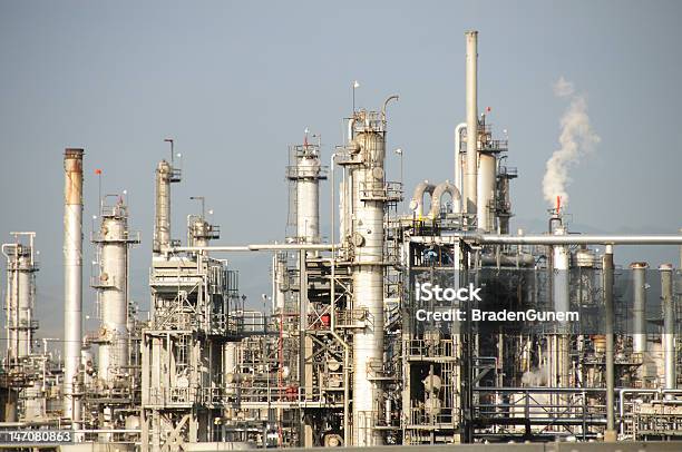 Нефтеперерабатывающий Завод — стоковые фотографии и другие картинки Башня - Башня, Без людей, Бензин