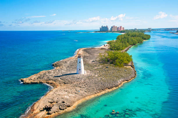 faro del porto di nassau sull'isola del paradiso, bahamas - nassau foto e immagini stock