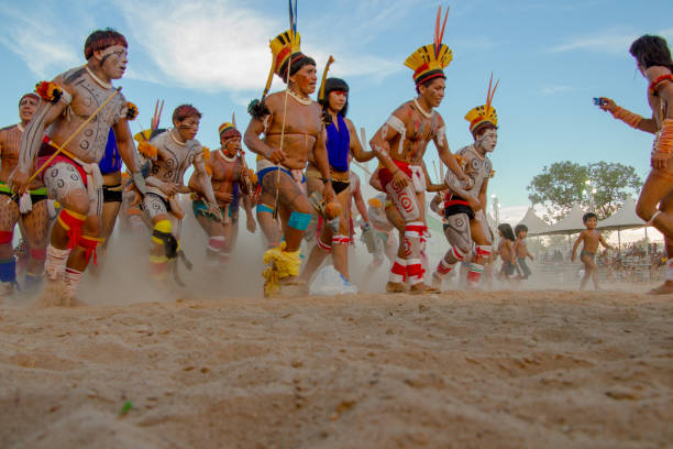 gruppo di indigeni nell'arena dei xii giochi dei popoli indigeni - dance company foto e immagini stock