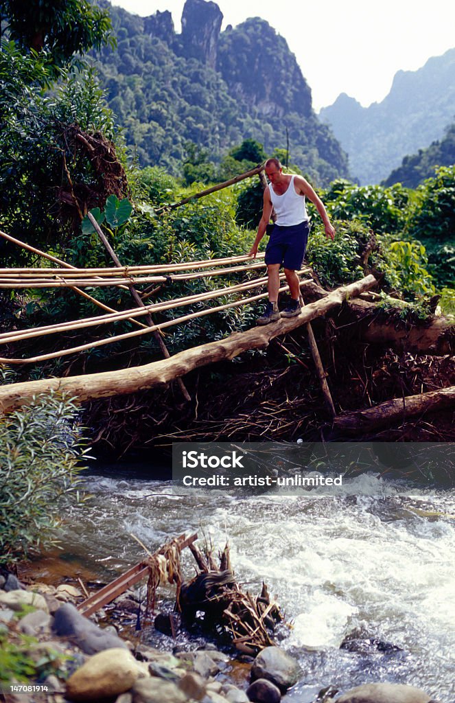 Abenteurer beim Durchqueren eines Flusses - Lizenzfrei Abenteuer Stock-Foto