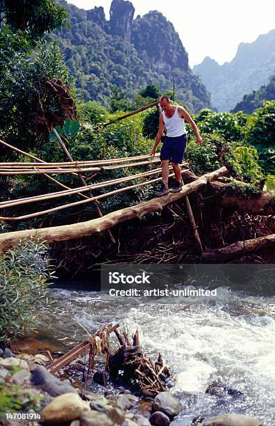Abenteurer Beim Durchqueren Eines Flusses Stockfoto und mehr Bilder von Abenteuer - Abenteuer, Brücke, Ein Mann allein