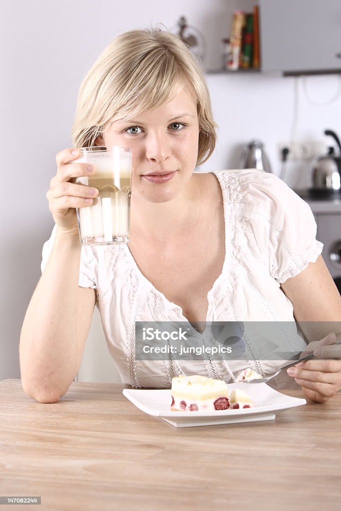 コーヒーを飲みながら食べる女性とパイ - フルーツケーキのロイヤリティフリーストックフォト