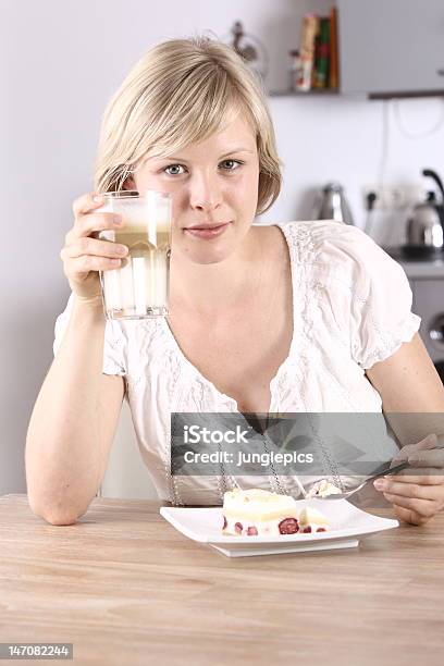 여자 술마시기 커피 및 식사 파이 과일 케이크에 대한 스톡 사진 및 기타 이미지 - 과일 케이크, 먹기, 가정 주방