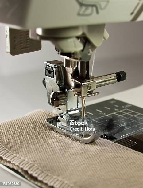 Швейная Машина — стоковые фотографии и другие картинки Machinery - Machinery, Белый, Вертикальный