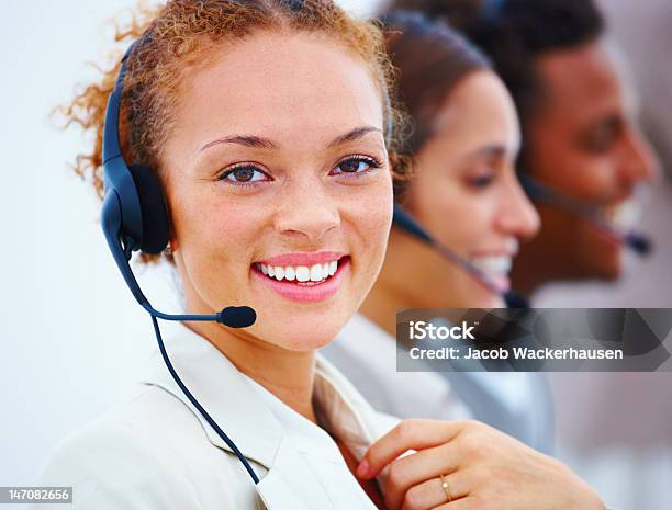 Foto de Closeup De Um Executivo Feliz Bonita Com Fone De Ouvido e mais fotos de stock de 20-24 Anos