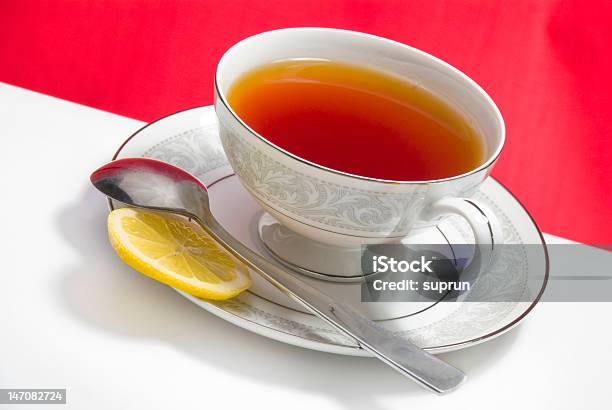 Чашка Чая На Красный Фон — стоковые фотографии и другие картинки Лимон - Лимон, Фарфор, Фотографирование