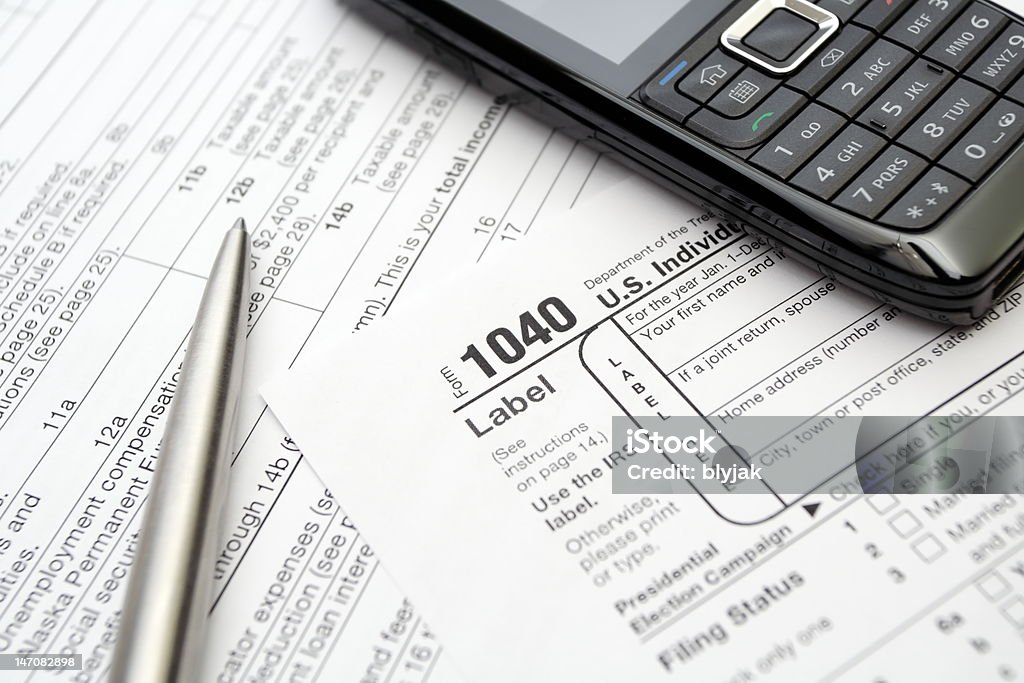 Steuerformulare, Handy und Stift - Lizenzfrei 2009 Stock-Foto