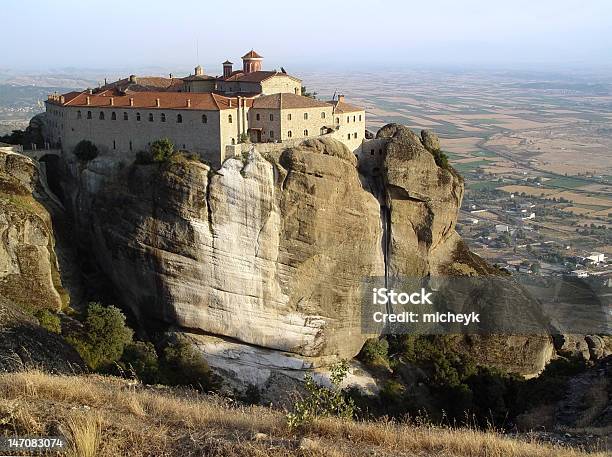 Foto de Paisagem De Meteora Monastério e mais fotos de stock de Abadia - Mosteiro - Abadia - Mosteiro, Alto - Descrição Geral, Antigo