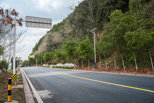 A photo of a sign that informs you of a decrease in lanes.