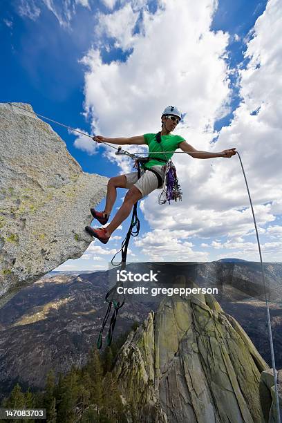 Escalador Rápel Foto de stock y más banco de imágenes de Acantilado - Acantilado, Accesorio de cabeza, Actividades recreativas