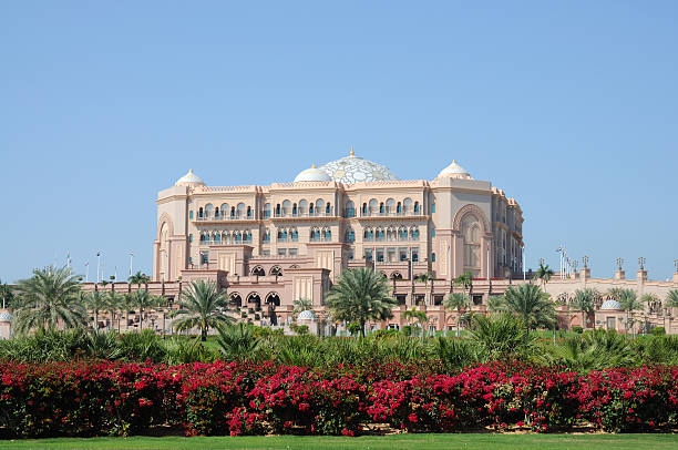 das emirates palace in abu dhabi - emirates palace hotel stock-fotos und bilder