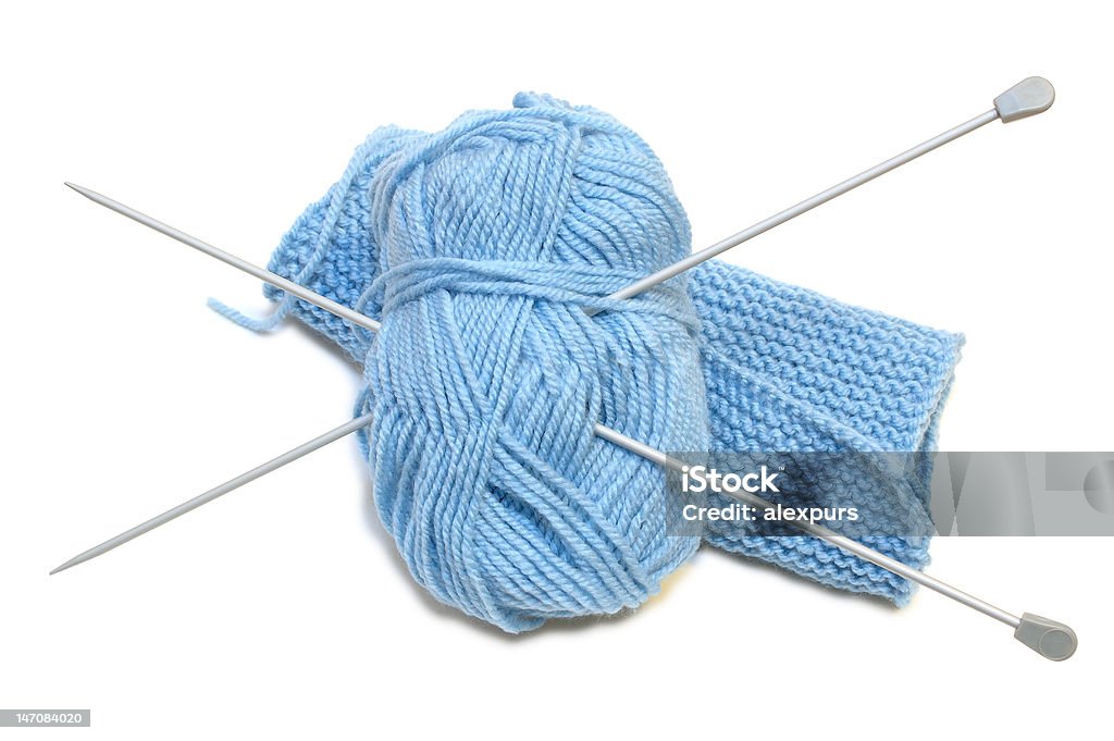 Dois knitting needles, woollen fio e fibra de clew. - Foto de stock de Arte e Artesanato - Assunto royalty-free