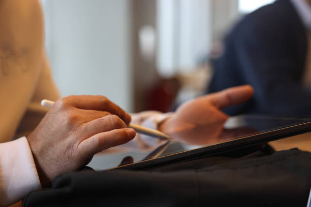 Man using stylus pen on digital tablet - fotografia de stock