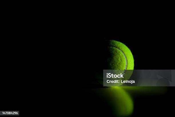 Bola De Tenis Foto de stock y más banco de imágenes de Bola de Tenis - Bola de Tenis, Color negro, Deporte