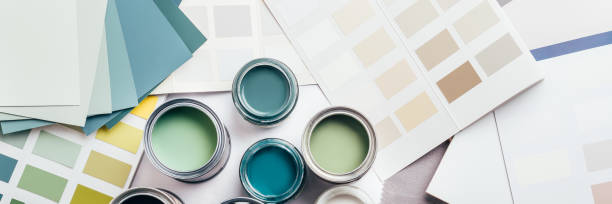 choosing wall paints - pintar imagens e fotografias de stock